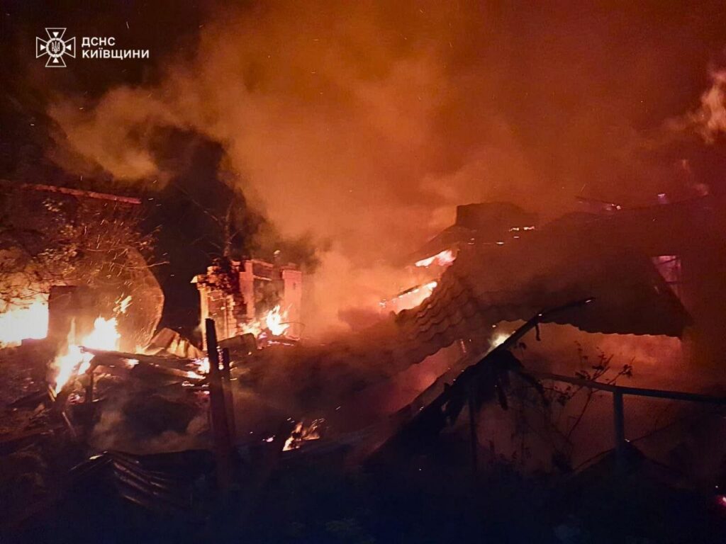 Армія РФ масовано атакувала Київську область: є загиблі та поранені, на місці влучать зайнялися пожежі