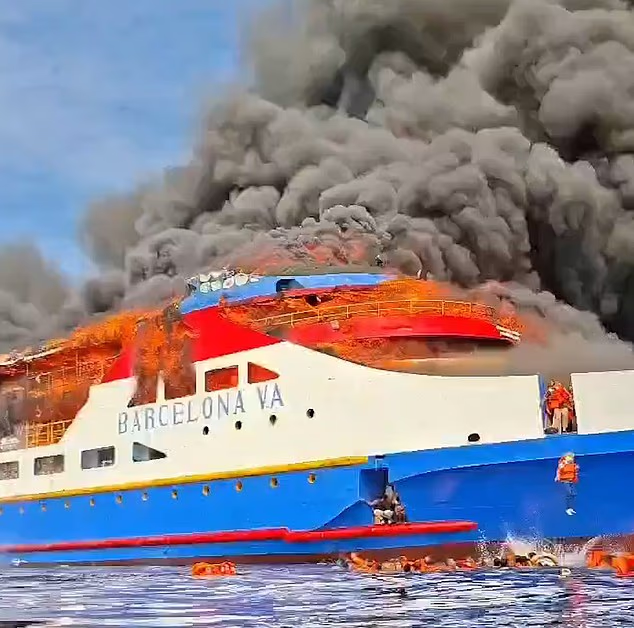 A ferry with 280 passengers caught fire near Indonesia: people jumped into the water to save themselves