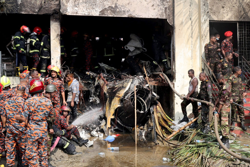 In Bangladesh, a training fighter jet crashed into a school: at least 19 dead
