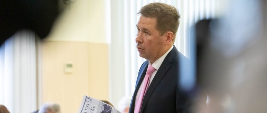 По словам представителей власти, санкции против Порошенко ввели с воспитательной целью – адвокат Новиков