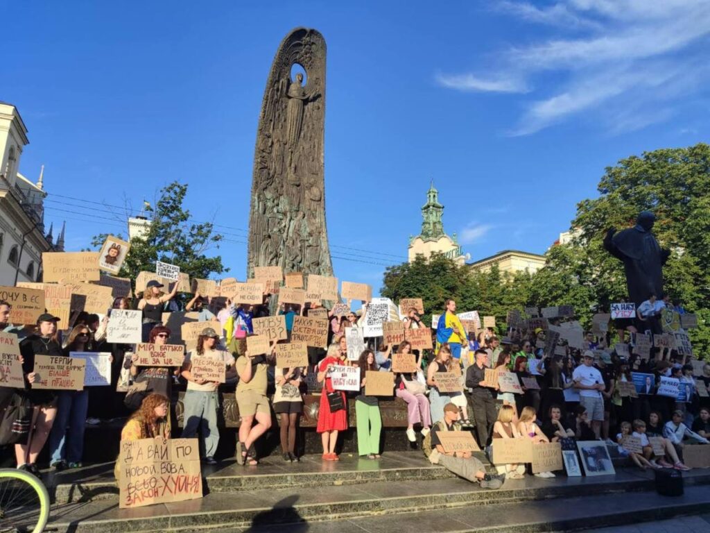 «Нет коррупции во власти»: во многих городах Украины проходят митинги против закона по НАБУ и САП
