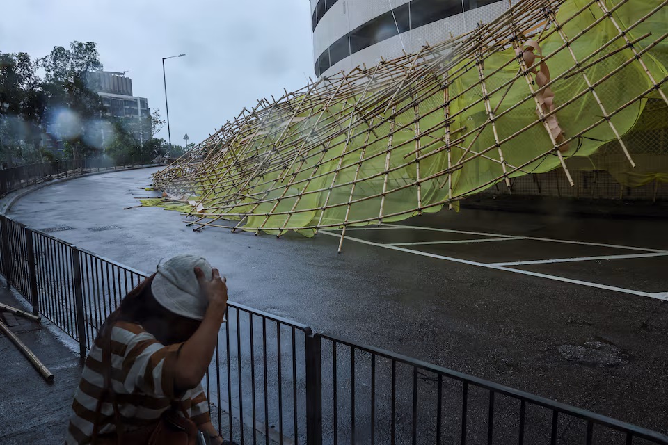 Hong Kong hit by powerful typhoon Wifa: hundreds of flights canceled, dozens injured