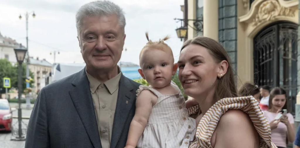 “I ended up visiting a big family”: Poroshenko showed how warmly he was greeted in Chernivtsi