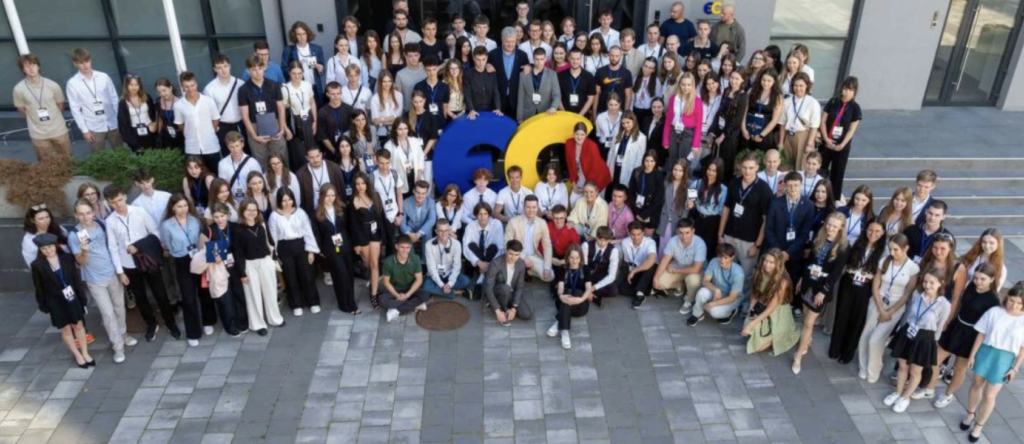 Poroshenko Discusses Democracy, EU and NATO Membership with Youth Leaders