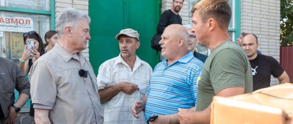 Poroshenko brought generators to Sumy region for DFTG, which is hunting for “Shahedy”