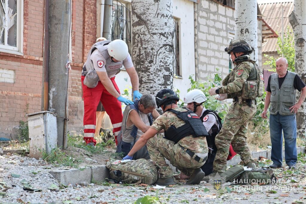 Россияне массированно обстреляли Запорожье: много людей получили ранения