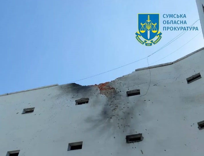 Армія РФ атакувала дронами навчальний заклад у Сумах: є поранені