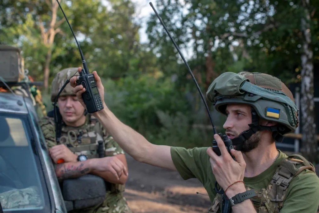 Без них — тиша і хаос: в Україні відзначають День зв’язківця