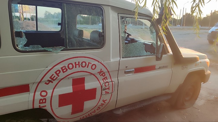 Russian army fired at Red Cross volunteers in Kherson: car damaged