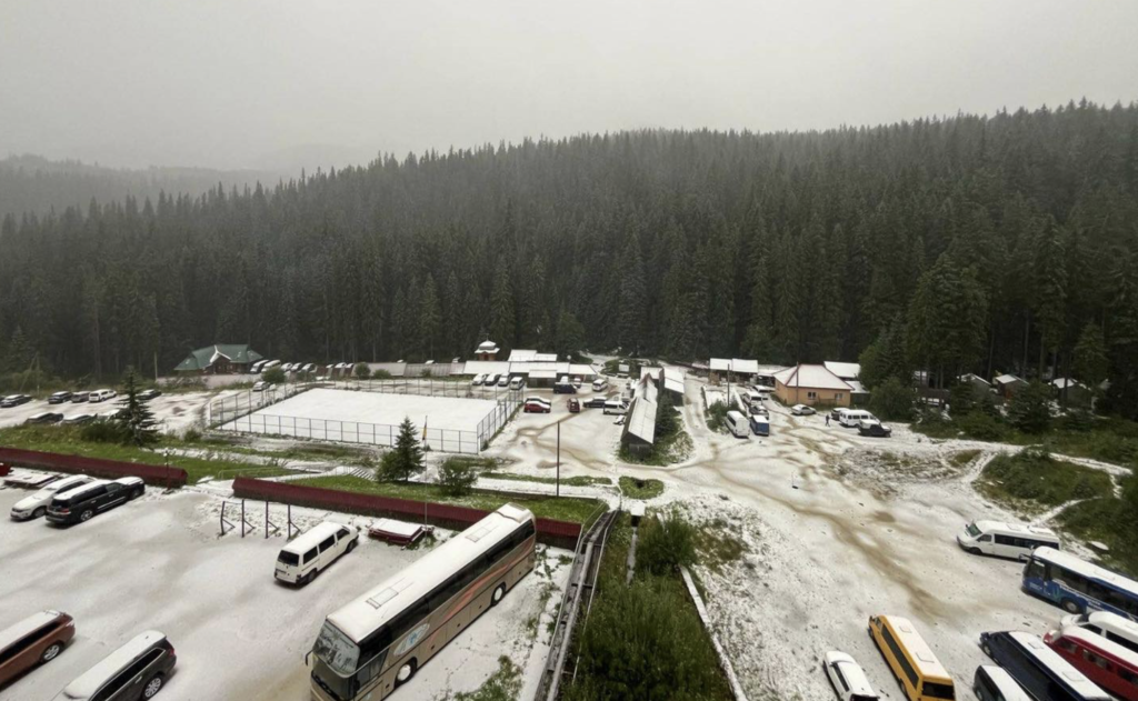 The first snow fell in the Carpathians