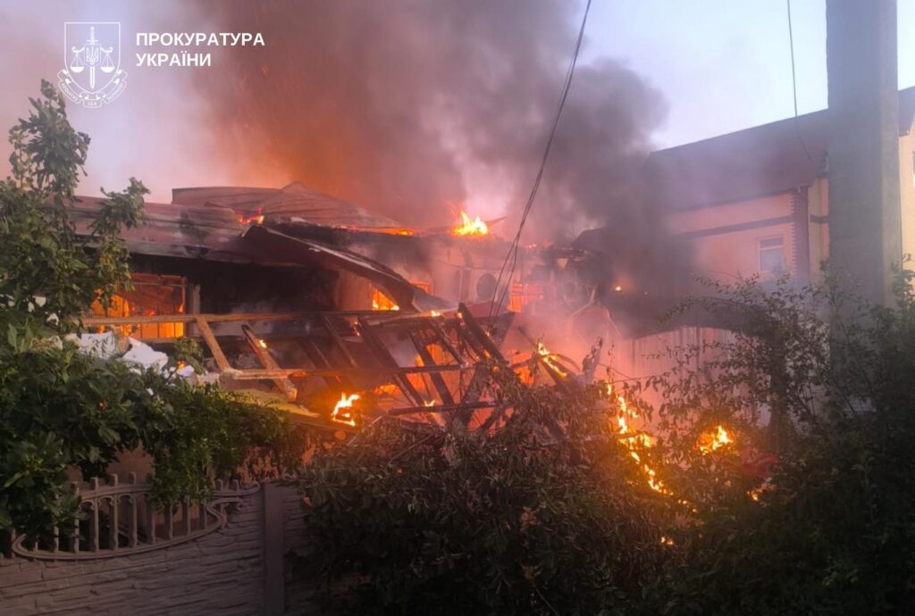 Russians shelled Kherson: a woman was killed, another was wounded
