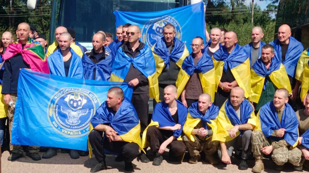 Військові та цивільні: до України з полону РФ повернулись 84 людини