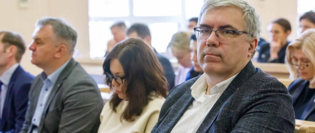 Rostyslav Pavlenko: to justify illegal sanctions against Poroshenko, the authorities refer to a petition that did not gain votes