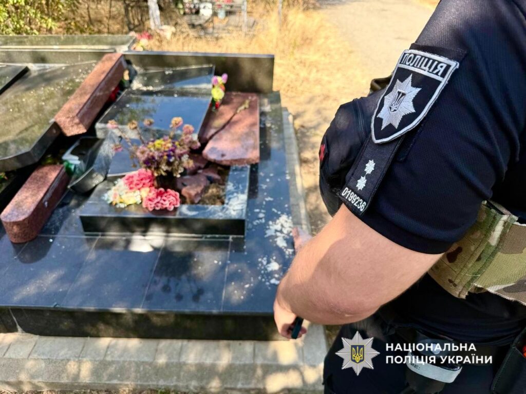 In Odessa, a man damaged almost 30 monuments in a cemetery: he was detained
