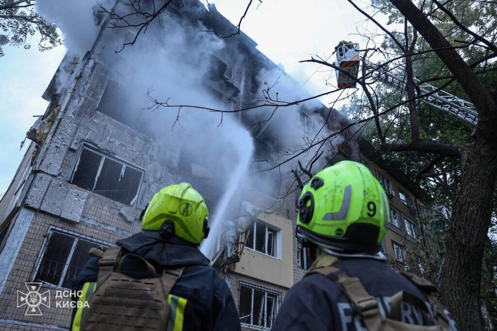 РФ вдарила по Києву: пошкоджені будинки, є загиблі, серед них – 12-річна дівчинка