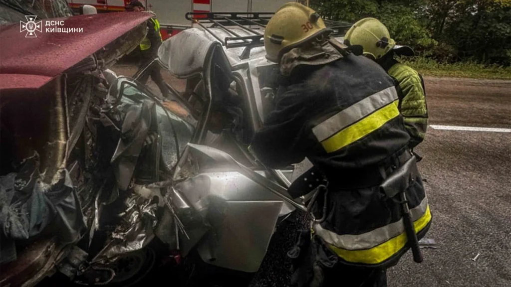 A road accident involving a minibus occurred in the Kyiv region: there is a victim and many injured
