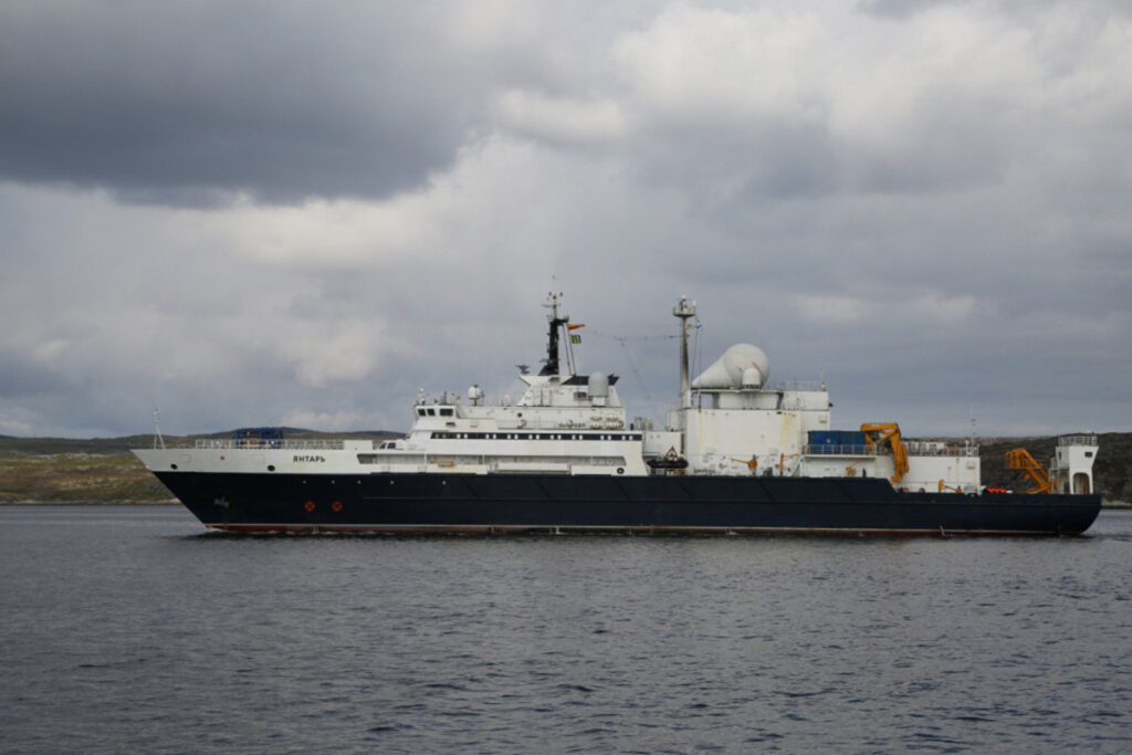 Російське розвідувальне судно “Янтарь” помітили біля підводних кабелів Європи: чому це небезпечно