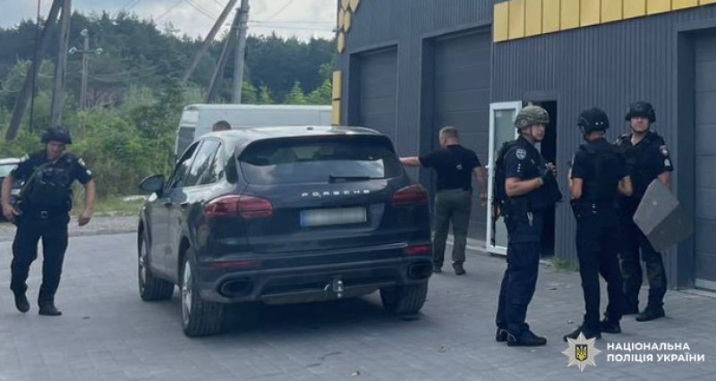 На Львівщині сталась моторошна стрілянина: чоловік спочатку вбив колегу на автосервісі, а потім себе
