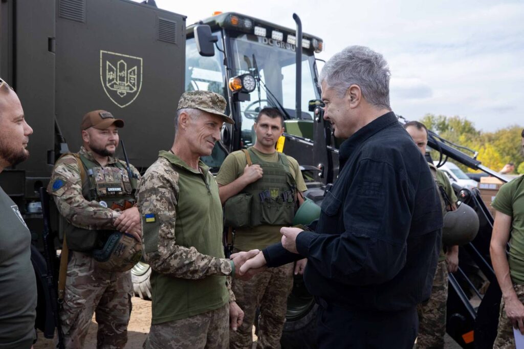 Poroshenko brought military equipment to the Kharkiv region – this is his 150th trip to the front