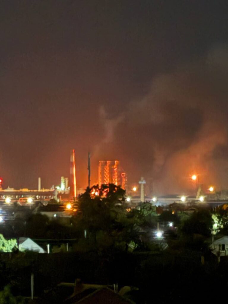 Здійнялась потужна пожежа: дрони атакували Афіпський нафтозавод