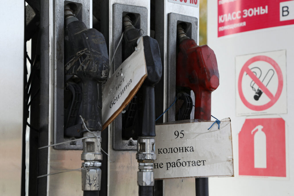 Long queues and coupons: acute gasoline shortage recorded in the occupied territories
