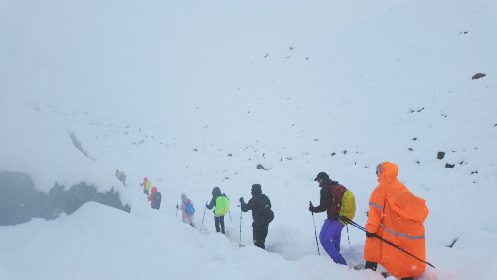 A severe blizzard has hit Everest: hundreds of tourists are stuck in a snow trap