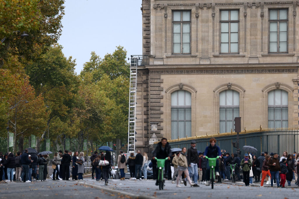 The Louvre robbery lasted seven minutes: criminals stole the French Crown Jewels