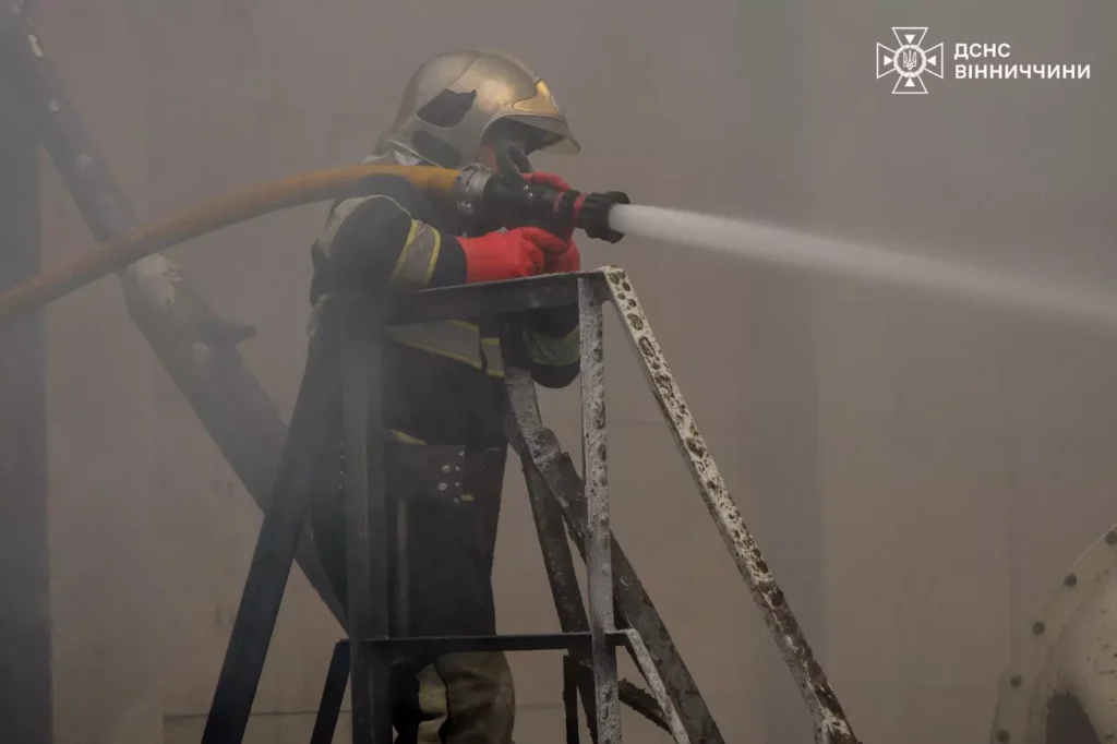 Під прицілом посилки, ліки та залізниця: Кремль змінив тактику ударів по цивільній інфраструктурі України