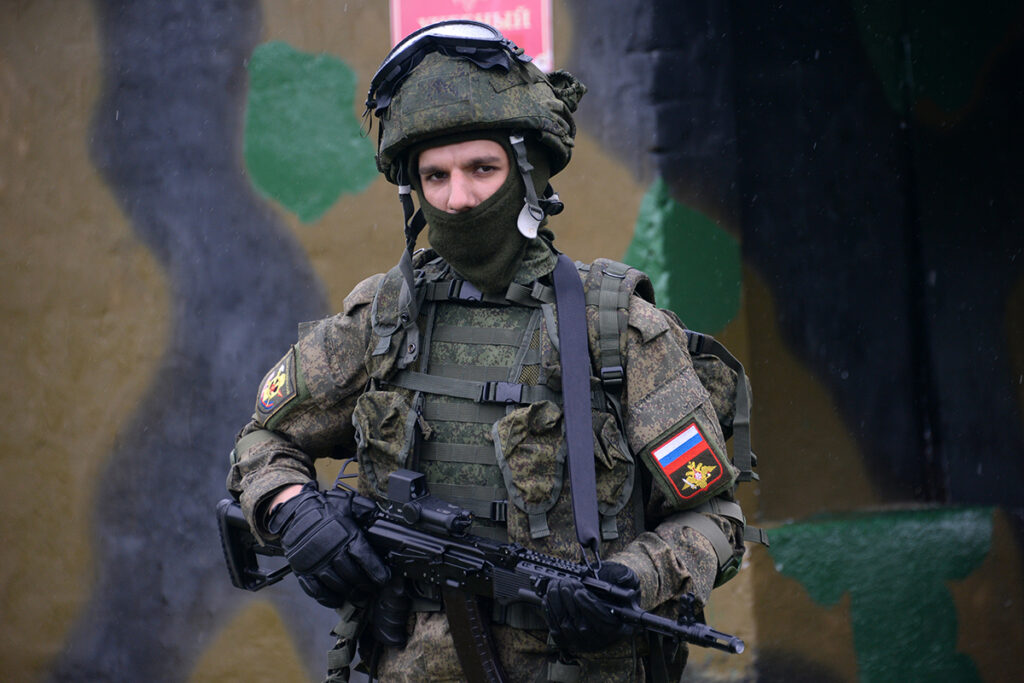 На Харківщині окупант розстріляв трьох мирних мешканців у під’їзді: перехоплення ГУР