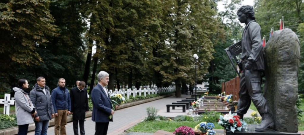 Poroshenko honored the memory of Hero of the Heavenly Hundred Roman Gurik in Ivano-Frankivsk.