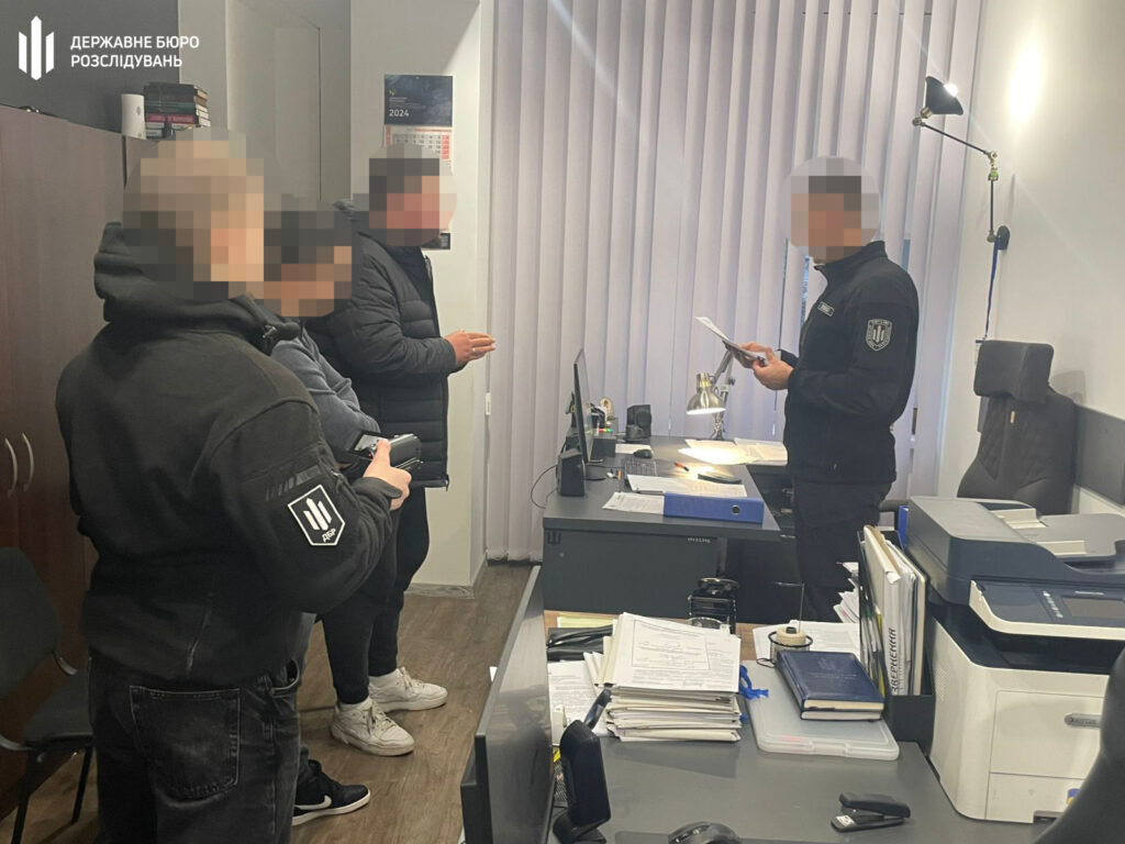 У Києві поліціянти побили чоловіка біля будівлі ТЦК: усі деталі інциденту
