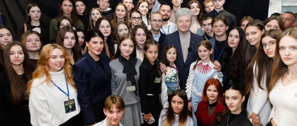 Poroshenko met with young activists: he spoke about war, victory, and the dangers of populism.