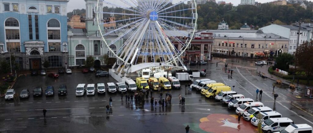 Poroshenko and the American organization Ukraine Focus handed over ambulances to the military for evacuation.