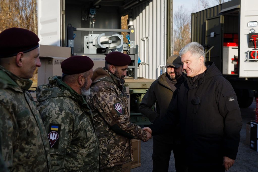 Poroshenko transferred aid to 15 brigades and units of the Armed Forces of Ukraine in Sumy region