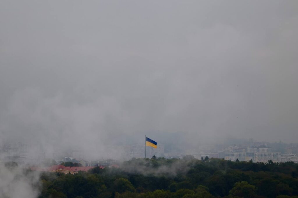Армія РФ завдала комбінованого удару по Львову: частина міста без світла, горить індустріальний парк
