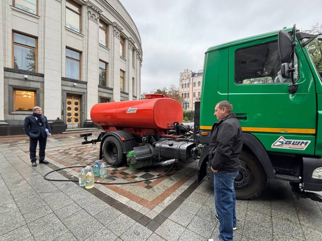 Water and electricity outages in Kyiv: technical water delivered to the Verkhovna Rada, and bio-toilets delivered to the Cabinet of Ministers