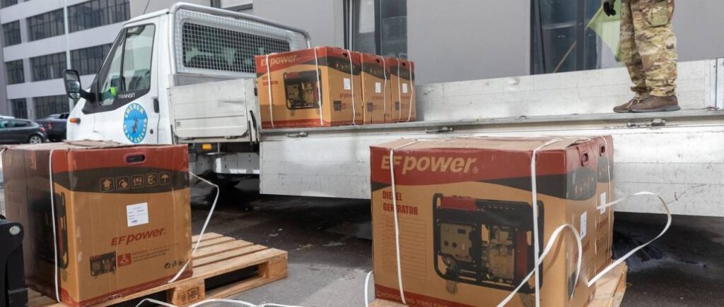 Poroshenko handed over a batch of generators to the 54th reconnaissance battalion.