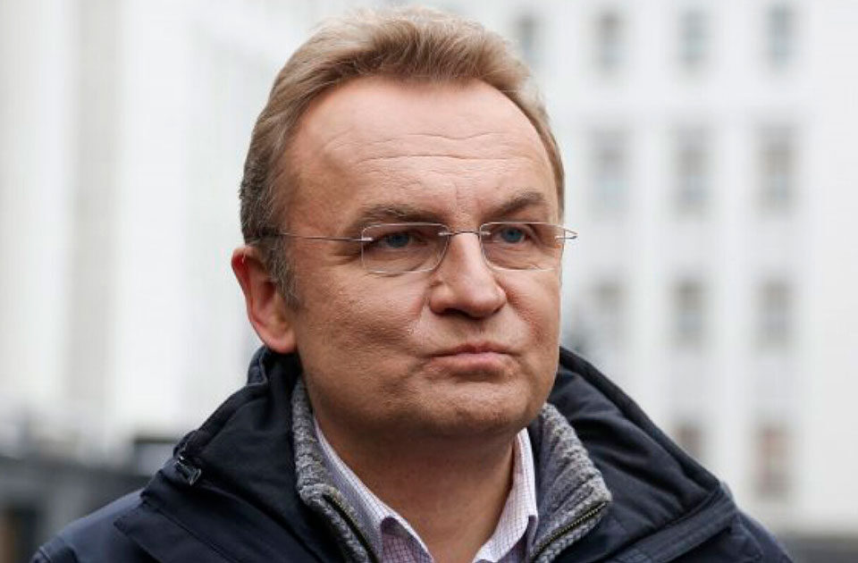 Садового облили невідомою речовиною: поліція встановила нападника