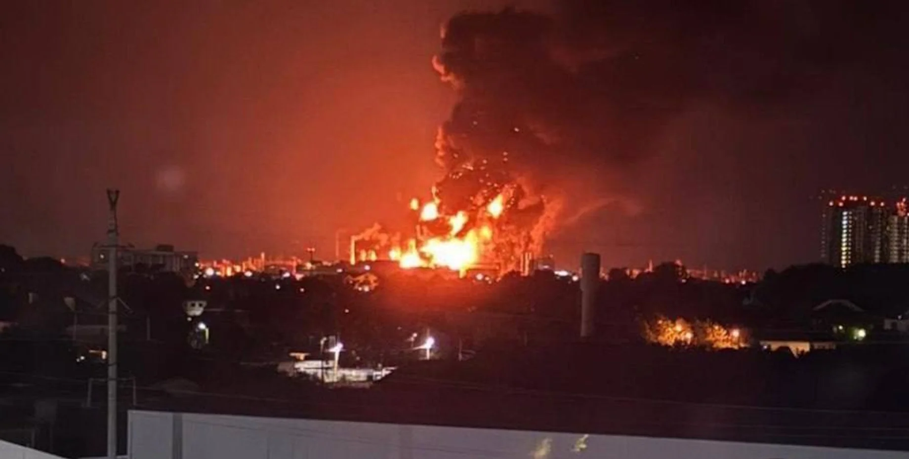 У РФ після атак дронів зупинили два НПЗ