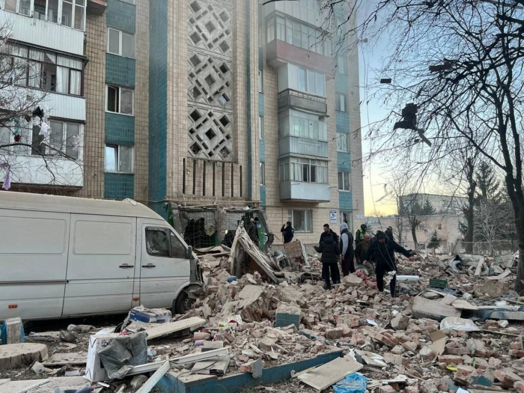 Удар по Тернополю: количество жертв возросло до 16, под завалами ищут людей