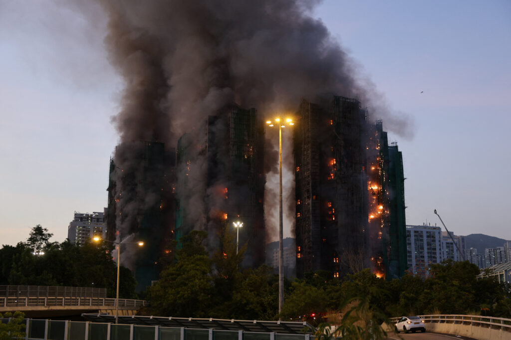 A massive fire broke out in a residential complex in Hong Kong: many dead