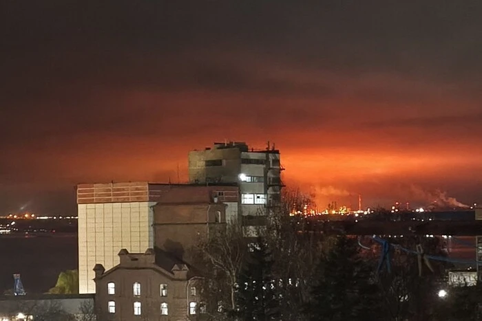 A series of powerful explosions and a fire at a refinery: Saratov came under attack by drones
