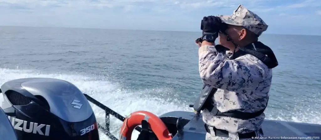 Migrant boat sinks off Malaysian coast, hundreds missing