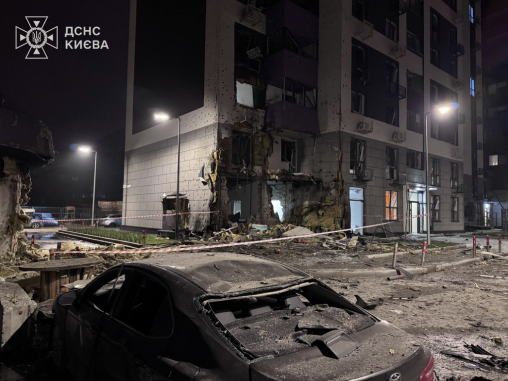 Russia launched a massive attack on Kyiv: there are dead and many injured, residential buildings are damaged.