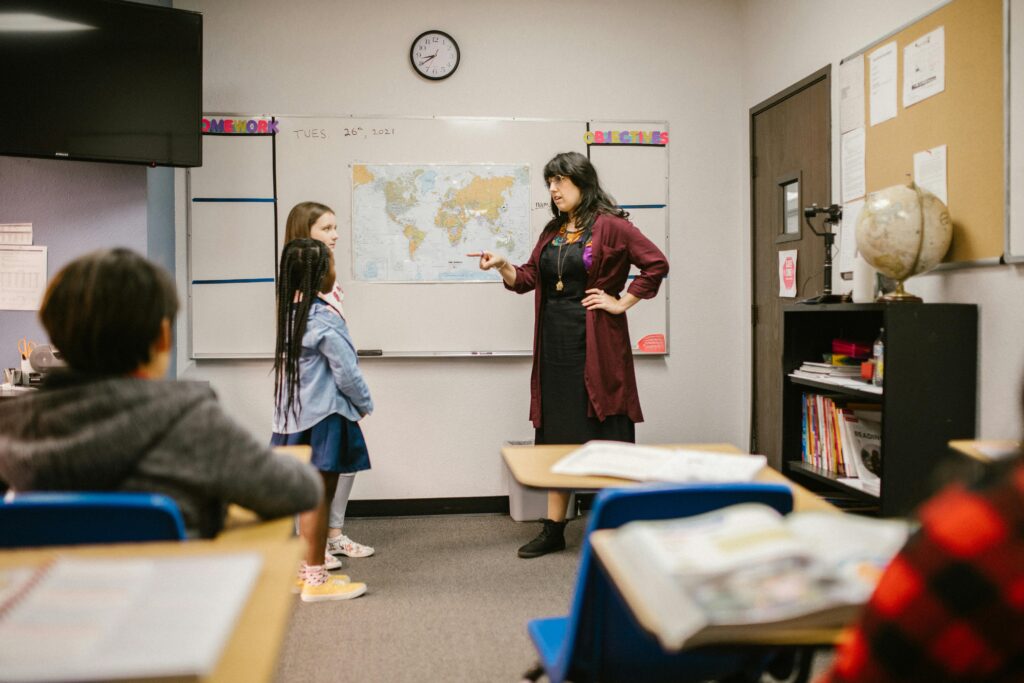 The government has launched a pilot program to support teachers: what does it entail?