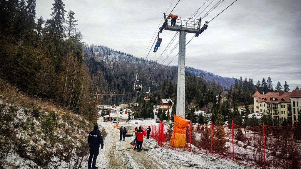 A chairlift stopped in the Carpathians: rescuers evacuate tourists