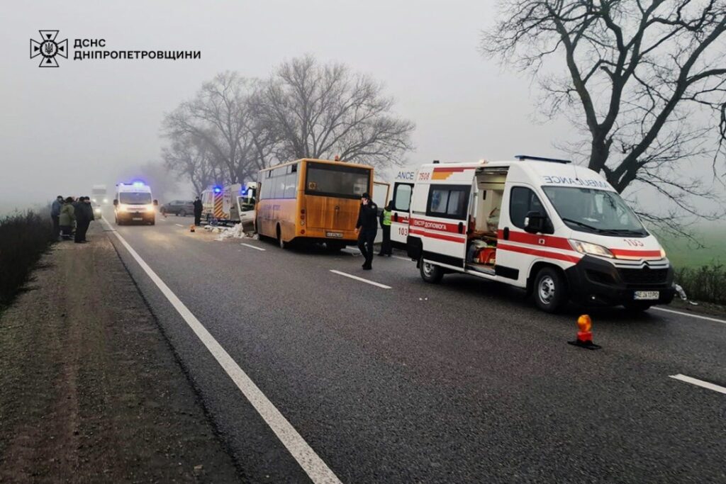 Смертельна ДТП зі шкільним автобусом на Дніпропетровщині: є загиблі та багато постраждалих