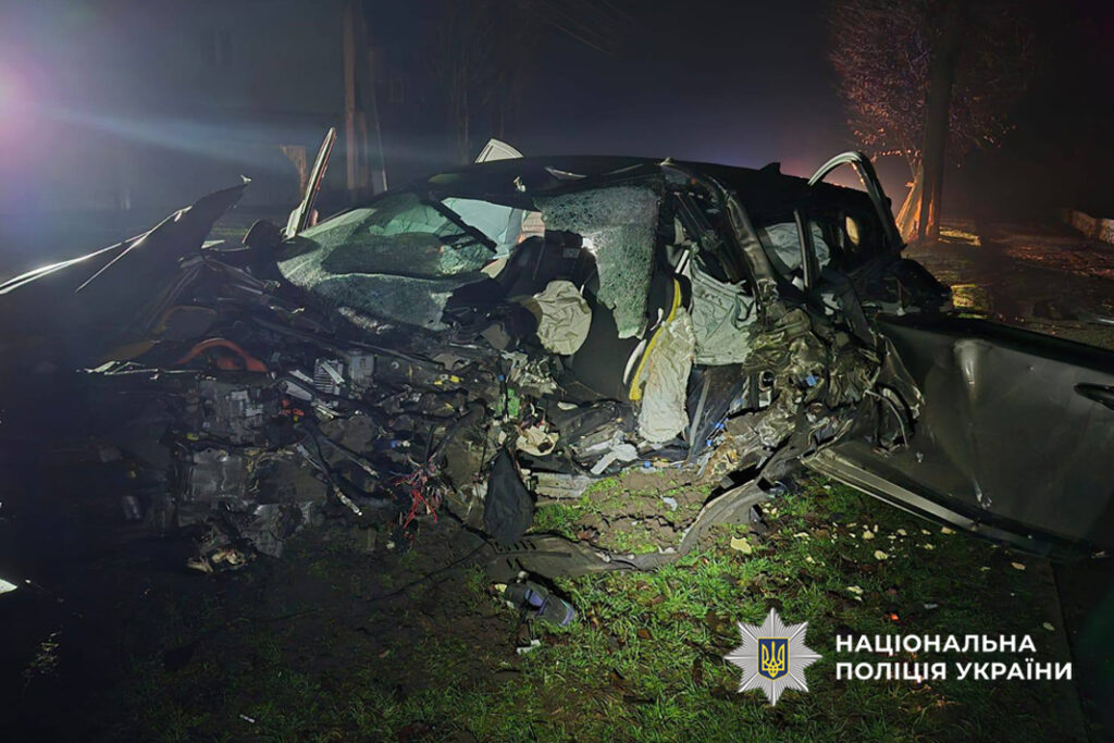 In Cherkasy region, an SUV “flew” into a tree: the driver died on the spot, two passengers in the hospital