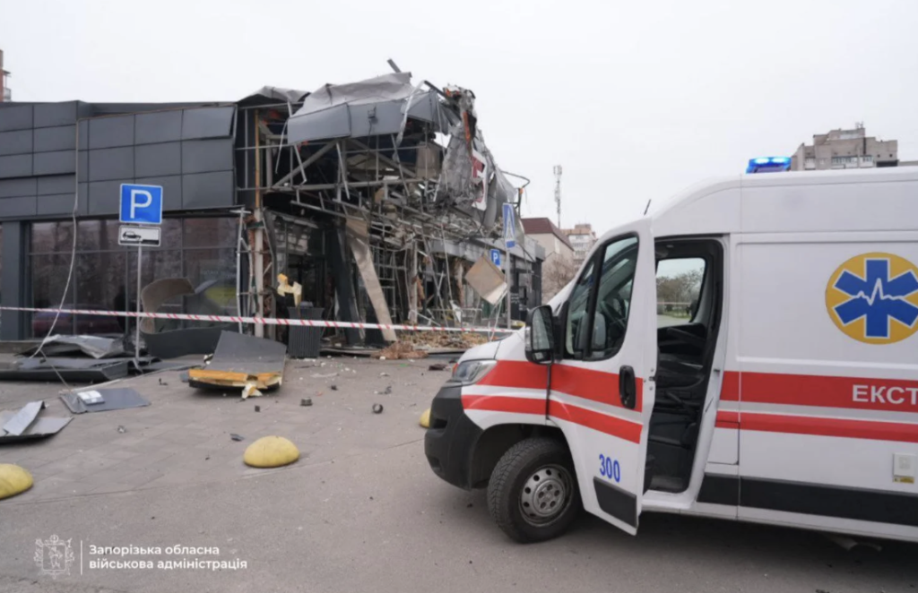 Russia strikes Zaporizhzhia: store destroyed, many injured