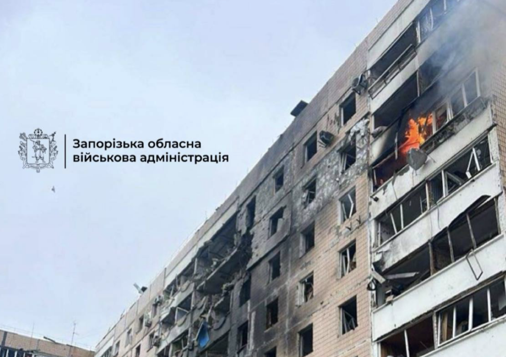 Russia attacked Zaporizhzhia: two houses were hit, people may be under the rubble